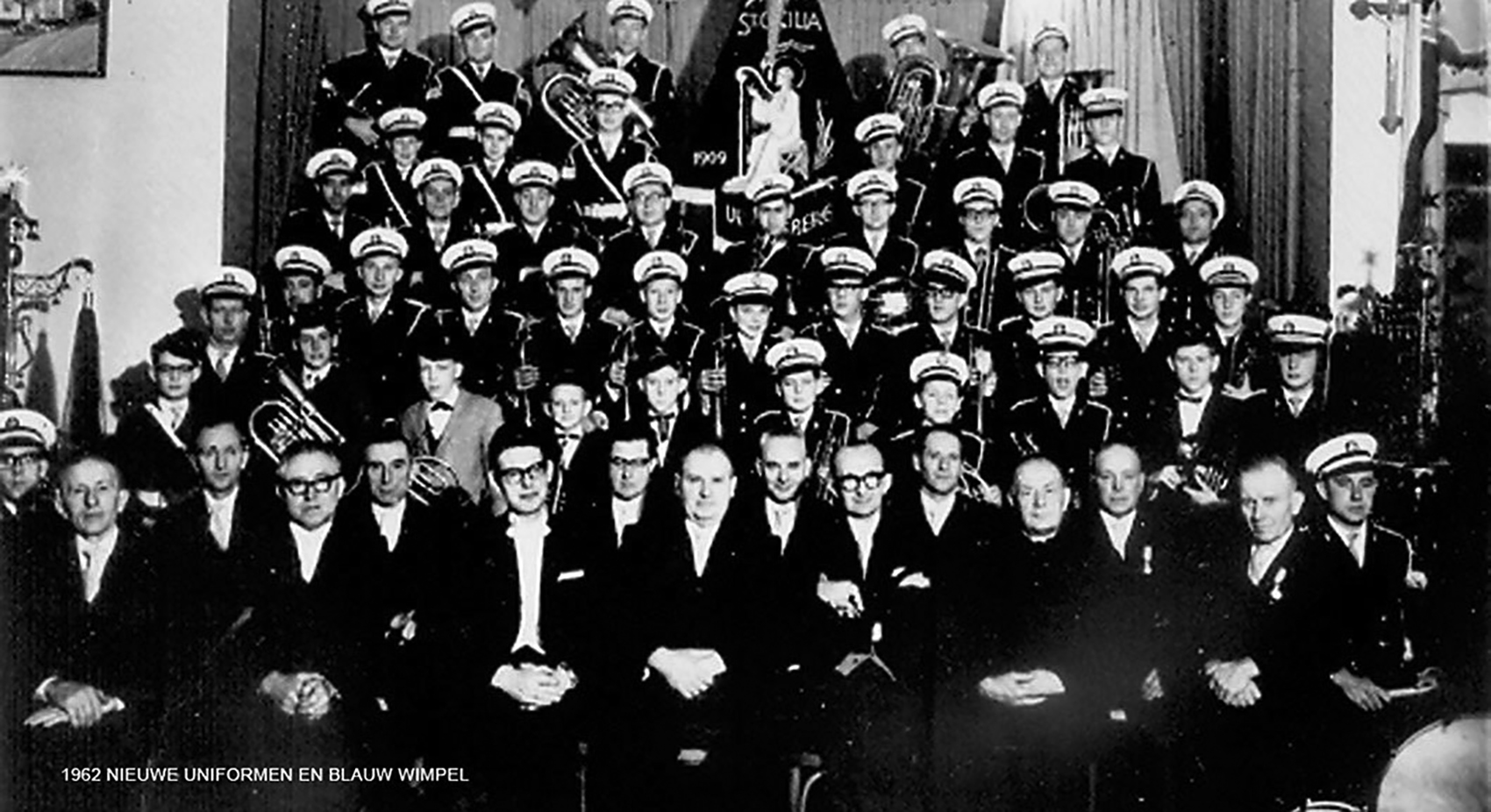 Met nieuwe uniformen 1962